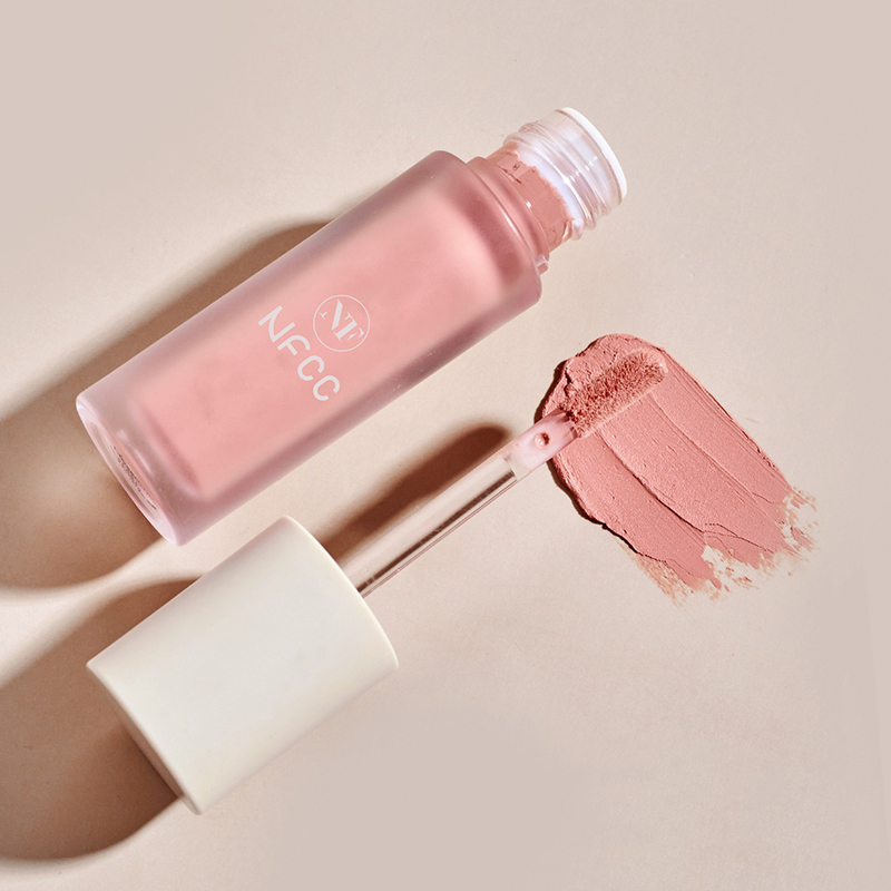 Maquilhagem com blush líquido de veludo para as maçãs do rosto